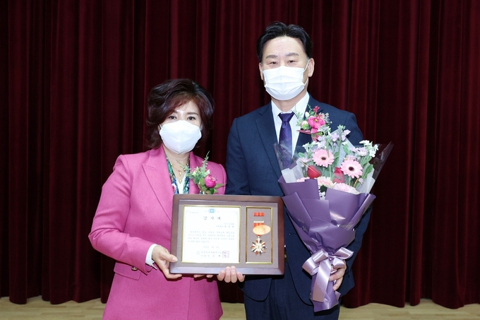 최종현 경기도의원(더민주 비례 오른쪽)이 4일 오전 한국노총 경기본부에서 열린 대한미용사회 경기도지회(회장 오해석) 신년 인사회에서 감사패를 받았다.