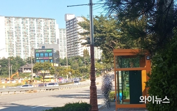 안성시에서는 오렌지색 등의 색채감이 풍부한 정류소를 자주 접할 수 있는데 오렌지색의 경우에는 건축학적으로 강도, 창의성, 행복감 및 열정에 대한 아이디어를 제시하는 효과가 있다고 한다. 사진은 앞선 21일 오후 안성시 내 버스 정류소 모습이다. 