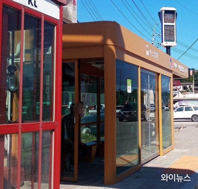 안성시 대림동산 버스 정류장 모습. 실시간 교통정보는 물론이고 냉난방, 미세먼지 저감장치가 구비돼 있어 열악한 기후상황에 적합하다. 
