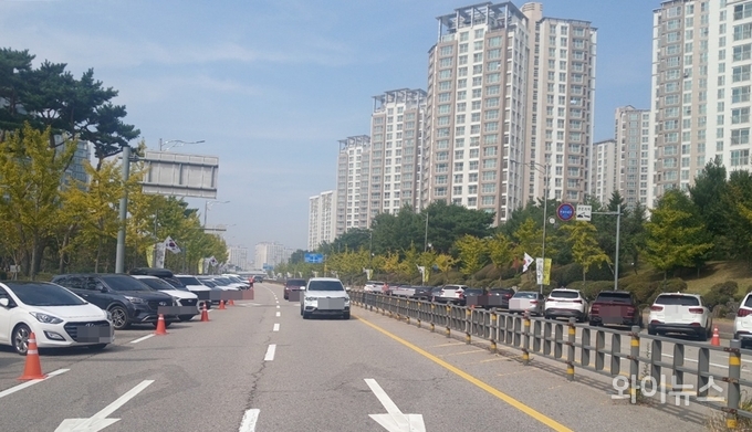 행사장 외곽 주차된 차량. 행사 기간에는 과태료 부과가 없다고 진행 요원은 전했다. 