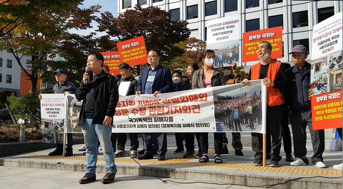 형제복지원 피해자협의회가 14일 오후 서울 중구 진실화해위 앞에서 기자회견을 했다. 이들은 "남아 있는 생존자들도 과거 피해로 병들고 (몸이) 망가져 간다"며 "당시 '가해자'인 정부의 수반인 대통령의 사과 등을 촉구한다"고 밝혔다. 