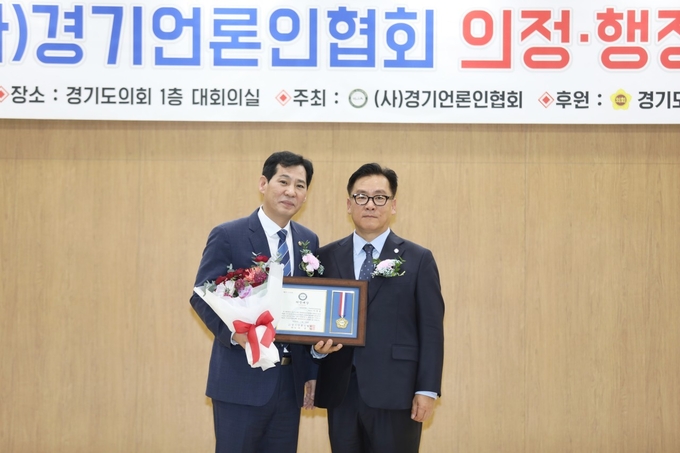 이영봉 경기도의원(왼쪽)