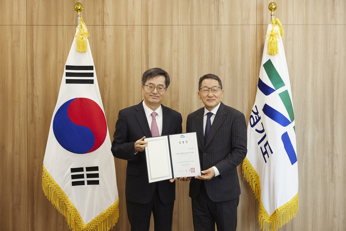 경기문화재단 대표이사에 유인택(67) 전 예술의전당 사장(오른쪽)이 앞선 12월 30일자로 임명됐다. 이미지: 경기도청