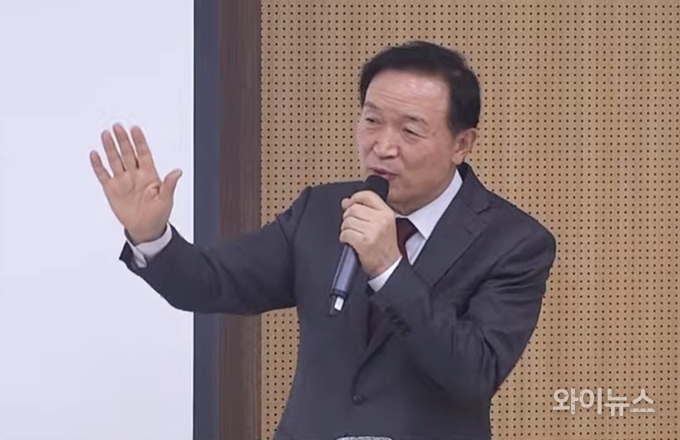 임태희 경기도교육감이 17일 오전 남부청사에서 기자회견을 하고 있다. 이미지: 유튜브 경기도교육청TV 갈무리