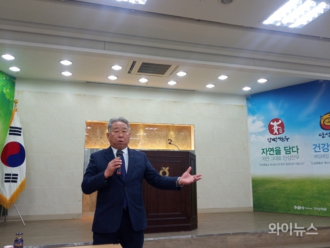  정광진 안성축협 조합장이 22일 한우프라자 2층 대회의실에서 '축산물 유통기한 표시 규정 등 위반으로 인한 영업정지' 관련 입장을 밝히고 있다. 안성축협은 이날 기자회견에서 "재발방지 약속"을 전했으나, 안성시는 "안성축협이 기자회견을 열기 5일 전인 2월 17일 이미 영업정지 처분에 대한 집행정지 및 처분 취소 신청을 한 생태였다"고 밝혔다. 이어 안성시는 "안성축협의 집행정지 신청에 적극 대응하겠다"고 밝혔다. 