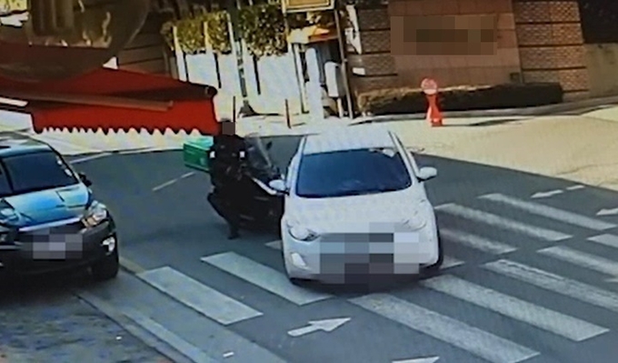 좌회전 차량(흰색)을 상대로 한 고의 충돌 장면. 경기남부경찰청 제공