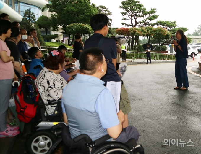 18일 오후 2시 경기장애인차별철폐연대가 '시설 폐쇄' 등을 촉구하는 기자회견을 하고 있다. 