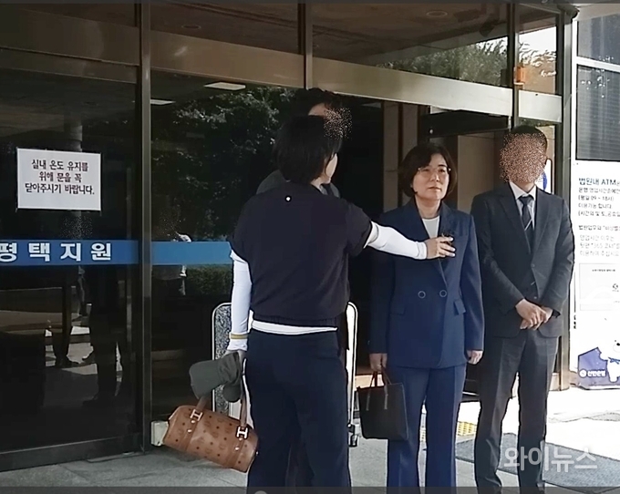 김보라 안성시장(가운데)이 21일 오전 수원지방법원 평택지원 1심 판결에서 무죄를 선고받은 후 기자들의 질의에 답변하고 있다.