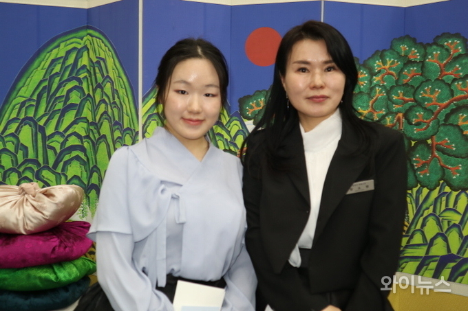 2023 장소영(사진 우측) 보자기 아트 전시회가 앞선 5일 오후 수원시청 별관 1층 중회의실에서 열렸다. 