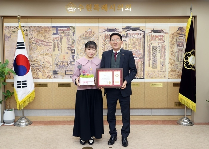 김기정 의장(우)과 박고은 장인(좌) 표창 수여식 이후 기념촬영을 하고있다. 