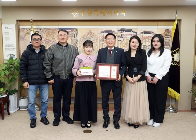 김기정 의장, 박고은 장인, 수원특례시 기자단 기념촬영
