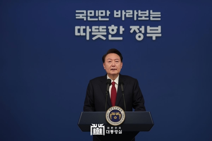 대한민국 대통령실이 1일 윤석열 대통령의 신년사를 공개했다. 윤 대통령은 신년사에서 "대한민국이 다시 도약할 수 있도록 온 힘을 다해 뛸 것"이라고 밝혔다. 
