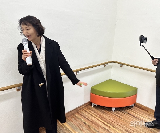 경기도교육청이 앞선 24일 오전 10시 30분 경기형 공간재구조화 사업 5개년(2024~2028) 기본계획 관련 언론 브리핑을 화성시 청룡초등학교에서 개최했다. 사진은 시골학교 공간개선 관련 소개 장면으로, 청룡초등학교 교장이 직접 나섰다. 사진은 계단 코너 소파 모습이다. 이미지: 임헌우 기자 