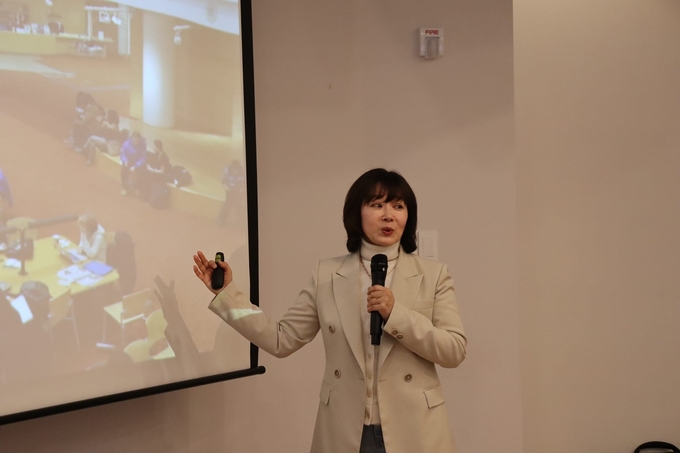 최인혜 박사가 앞선 24일 오전 <최인혜와 함께하는 오산시민 스터디> 1차 강연을 하고 있다. 최 박사는 이날 강연에서 '암기식의 획일화된 한국식 교육'을 꼬집으며 "이제는 우리 아이들의 호기심과 잠재능력을 신장시키는 교육이 필요하다"고 역설했다. 이미지: 최인혜 박사 SNS. 