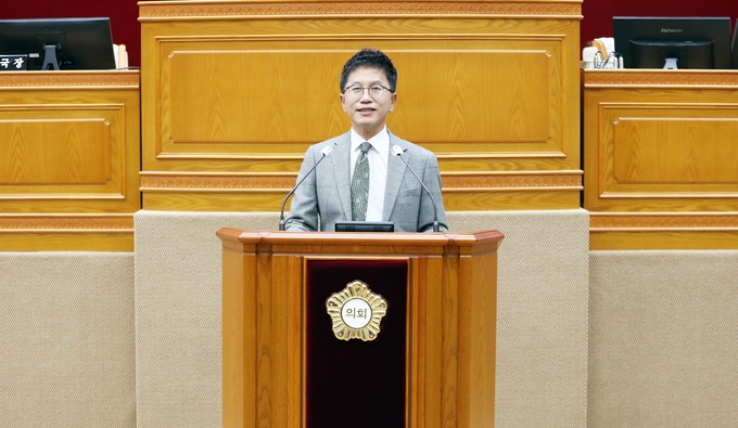 허원구 안양시의원이 15일 오전 제297회 임시회 제1차 본회의에서 비산노인복지관 개관 지연 문제점 및 관련 개선 방향을 제시했다. 사진: 안양시의회 