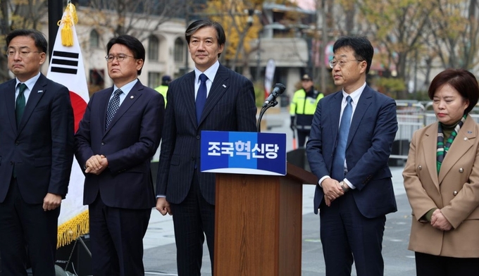조국 조국혁신당 대표 등이 4일 오전 국회 본관 로텐더홀에서 기자회견을 갖고 "윤석열 대통령의 비상계엄 선포는 그 자체가 불법행위이며 범죄이며 내란죄이자 군사반란에 해당하는 행위로, 하야건 탄핵이건 관계없이 비상계엄 책임자들을 모두 처벌돼야 한다"고 말했다. 사진은 앞선 11월 20일 윤석열 대통령 탄핵소추안 초안 공개 당시 모습이다. 