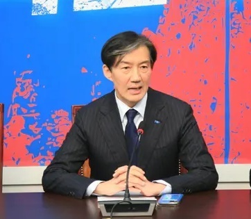 조국 조국혁신당 전 대표가 14일 범국민대회 현장 발언에서 "탄핵은 비로소 시작"이라며 "내란범죄등 각종 중대 범죄에 대해 반드시 처벌돼야 한다"고 주창했다. 사진은 앞선 12일 긴급기자회견 당시 모습이다(조국혁신당).