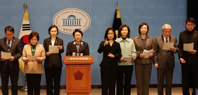 조국혁신당이 19일 국회 소통관에서 긴급 기자회견을 열고 "윤석열 지지자 서울 서부지법 난입은 사법부 침탈"이라고 비판했다. 사진은 앞선 1월 14일 윤석열 체포 영장 집행 촉구 기자회견 모습이다. 출처: 조국혁신당 누리집 