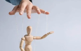 꼭두각시는 한국 유일 전승 인형극 꼭두각시놀음에서 주요 역할을 하는 등장인물이다. 현대에 와서는 타인의 조종에 따라 움직이는 존재를 비유하는 의미로 주로 쓰인다. 이미지: 픽사베이 