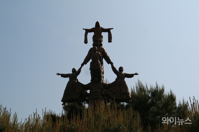 김암덕(金巖德 1848-1870)은 조선 후기 예능인으로 바우덕이는 그의 이름 바위 암巖과 베풀 덕德 한자를 우리말로 풀이한 것이다. 사진: 안성맞춤랜드 내 남사당 공연장`. 