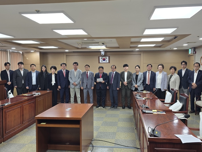 수원시의회 국민의힘 의원 일동이 16일 오전 의회 4층 도시미래위원회 회의실에서 기자회견을 열고 성명서를 발표했다. 