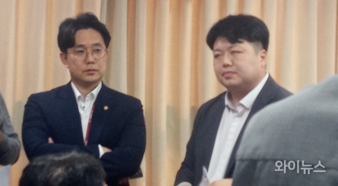  성명서 발표 기자회견 후 기자들의 물음에 응답하고 있는 국미의힘 소속 의원들 모습이다. 