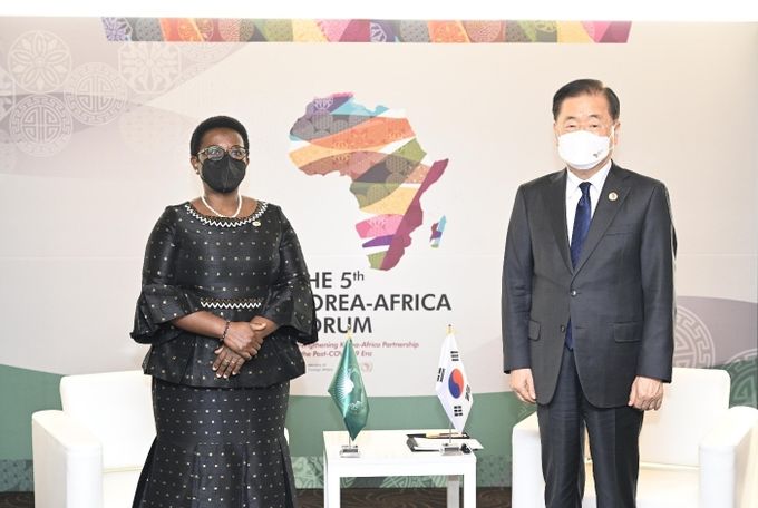 (왼) 모니크 은산자바간와 AU부집행위원장 (오) 정의용 장관