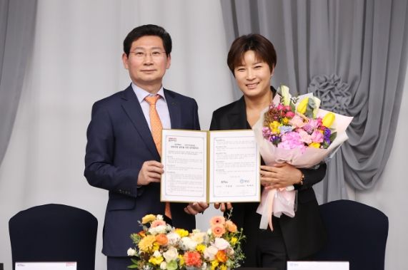 '용인특례시 체육문화 발전을 위한 업무협약식'에서 협약서에 서명한 이상일 용인특례시장과 박세리 대표