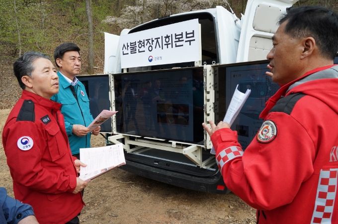 남성현 산림청장(왼쪽 첫번째) 산불진화임도 현장 점검