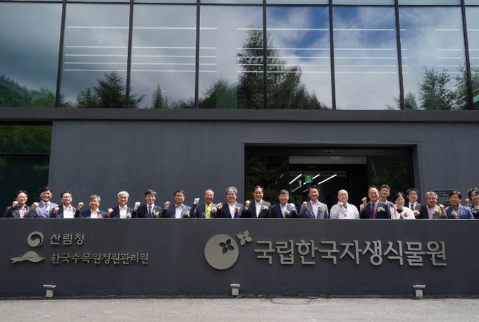 임상섭 산림청장(왼쪽에서 아홉번째) 국립한국자생식물원 연구센터 준공식 및 개원식 참석
<p>