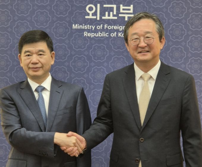 중국 간쑤성 스모우쥔 부서기와 외교부 정병원 차관보 