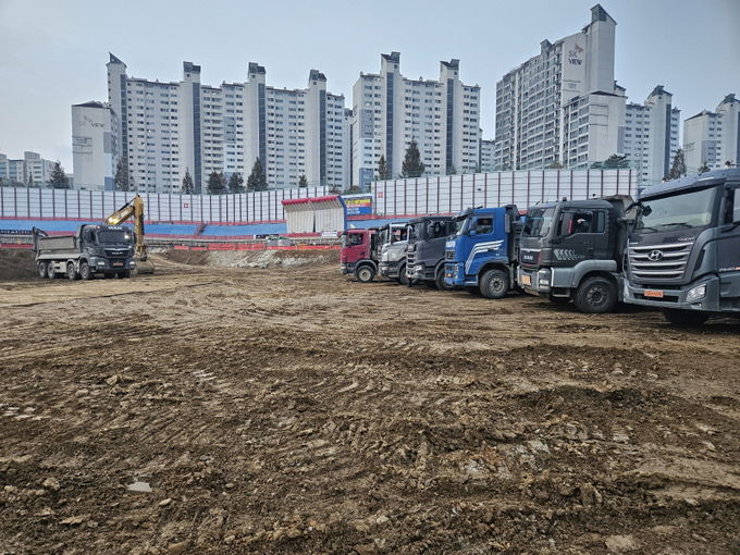 토사운반 대기 중인 진건설(주) 덤프트럭 차량, 진건설(주) 제공