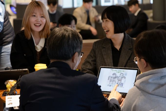 28일 오전 강남대학교에서 열린 장애청년 기회 로그IN행사에서 김동연 경기도지사와 강남대 아이큐브 동아리 학생들이 오찬 간담회를 하고 있다.