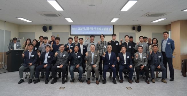 전갑수 체육회장(가운데)과 종목단체 신임 전무이사들이 상견례 후 단체 기념촬영을 하고 있다.