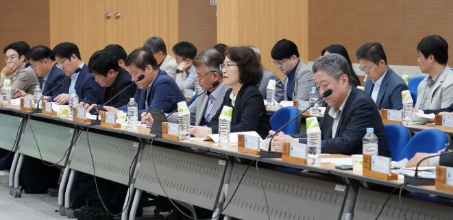 이미라 산림청 차장(앞줄 오른쪽에서 두번째)이 15일 정부대전청사에서 ‘영남지역 산불피해 복원·복구 추진단’ 회의를 하고 있다.