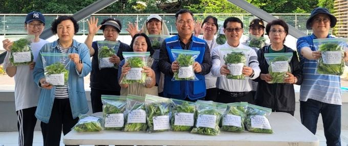 광명시 광명5동 지역사회보장협의체는 지난 20일 너부대 옥상 텃밭에서 직접 수확한 유기농 상추를 복지사각지대에 놓인 이웃들에게 전달했다.