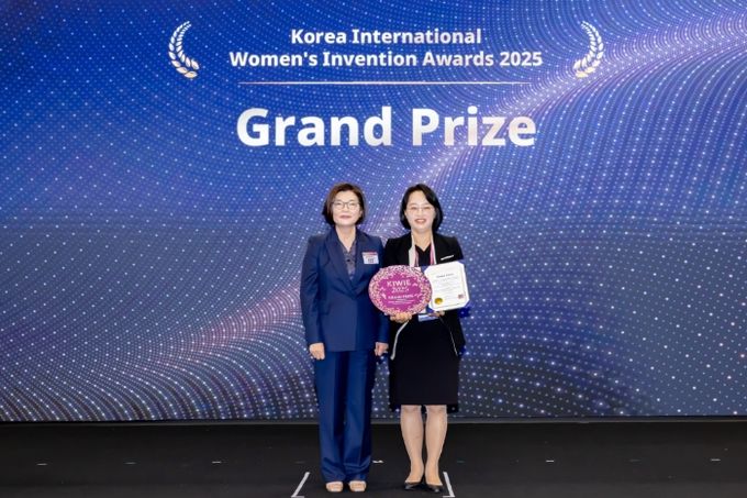 이해연 한국여성발명협회장(좌)이 올해의 여성발명왕 서윤경 대표(우)와 기념촬영을 하고 있다.