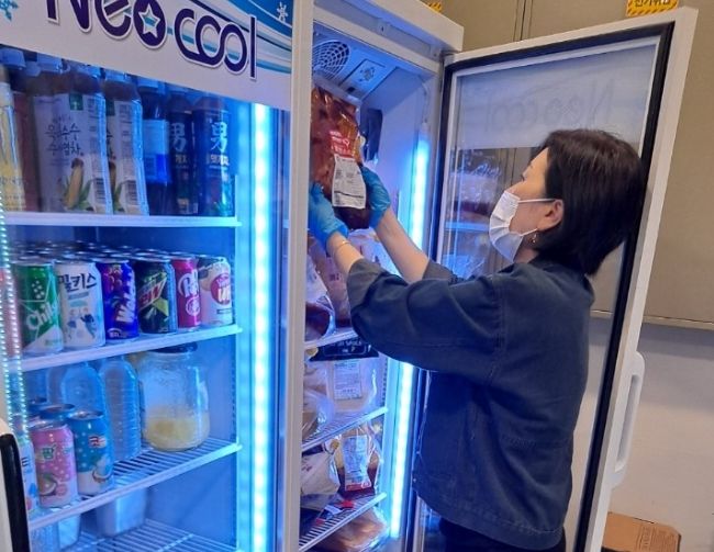 무인카페 대상으로 위생점검을 진행하고 있는 모습.