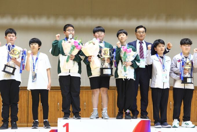 제54회 전국소년체육대회 바둑 단체전에 출전한 여수웅천초등학교 6학년 황준서 선수(왼쪽에서 4번째)가 팀의 금메달 획득을 이끌어 최우수 선수로 선정됐다.