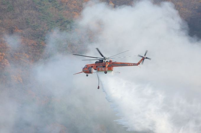 산불진화하는 대형헬기