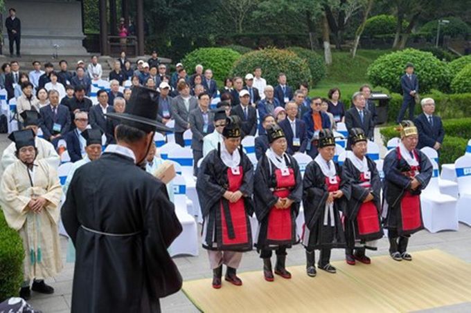 15일 한국에서 온 대표단이 양저우 최치원 기념관에서 제향 행사를 진행하고 있다. (사진/신화통신)