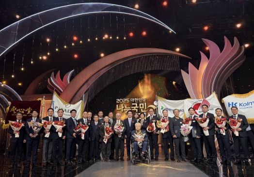 대통령표창 수상_오른쪽에서 두번째 한전 김정국 노사협력처장