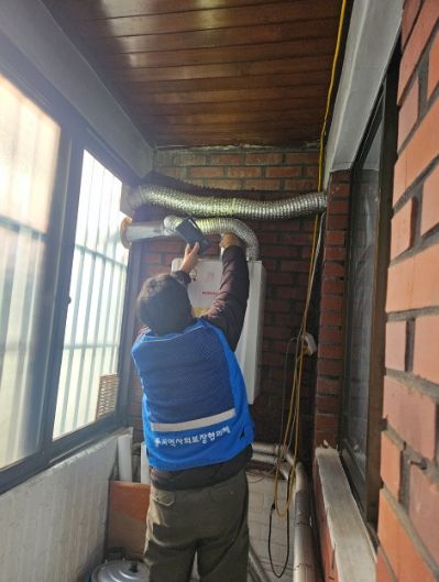 광명시 철산2동 지역사회보장협의체는 지난 18일, 본격적인 겨울철을 앞두고 어르신들의 안전한 겨울나기를 위해 관내 경로당 2곳과 공동생활시설 ‘동행’을 방문해 수도와 난방시설의 사전 안전 점검을 실시했다.