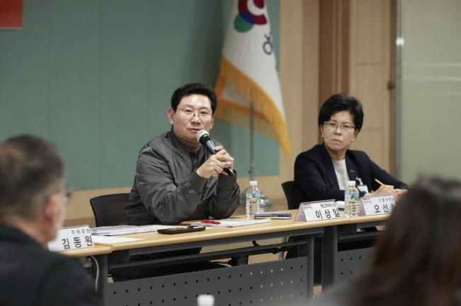 이상일 용인특례시장이 19일 기흥구청 다목적홀에서 ‘입주대표의회의 소통콘서트’를 열고 시민과 현안에 대해 이야기를 나누고 있다.