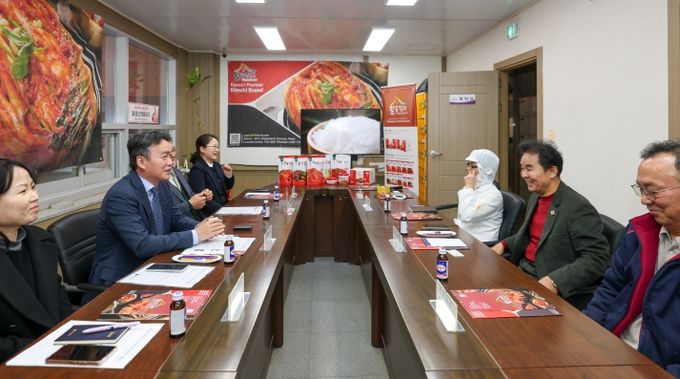 이종욱 관세청 차장(왼쪽 아래 두 번째)이 20일 대구에 소재한 우수식품 인증업체인 영농조합법인 ‘팔공김치’를 방문하여 간담회를 개최하고 업체의 의견을 청취하고 있다
<p>
