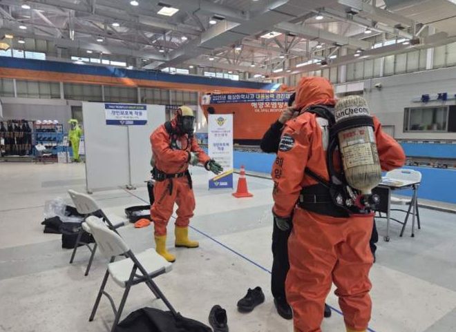 해양경찰청(청장 김용진)은 20일부터 2일간 여수 해양경찰교육원 일원에서 해상화학사고 현장 대응요원의 전문성과 대응역량을 강화하기 위해 해상화학사고 대응능력 경진대회를 개최하였다.(개인보호구 착용 평가 모습)