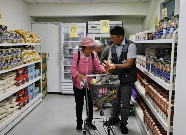 '그냥드림' 시범 사업장으로 선정된 광명푸드뱅크마켓 센터에서 취약계층에 식품을 지원하고 있는 모습