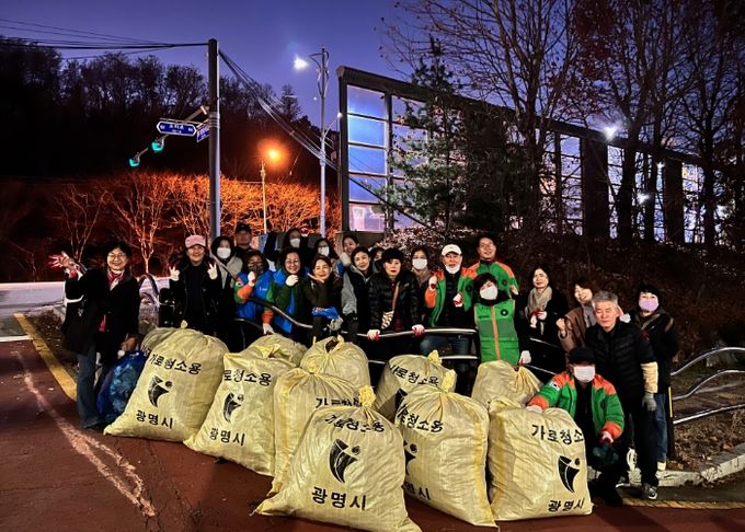광명시 일직동 행정복지센터는 지난 26일 낙엽으로 인한 빗물받이 막힘과 미끄럼 사고를 예방하기 위해 ‘가을철 낙엽 대청소’를 실시했다.