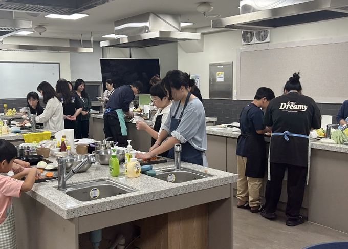 지난 27일 평생학습원 공유부엌에서 '내가 만드는 샌드위치 도시락' 영양교육이 진행되고 있다.