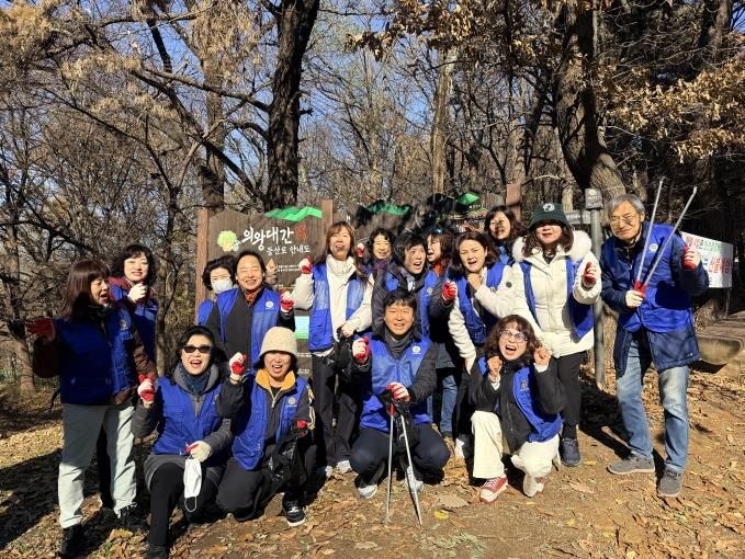 의왕시 부곡동 바르게살기위원회, '덕성봉 청결운동' 실시